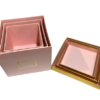 ⁦סט 3 קופסאות מרובעות בצבע ורוד מכסה זהב⁩ – תמונה ⁦3⁩