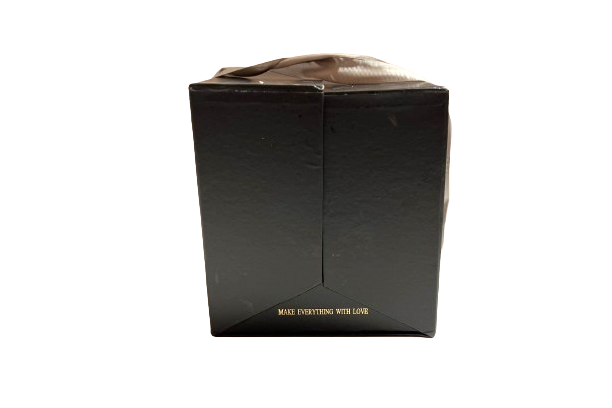 מארז שחור מכיל קופסה וסרט לקשירה